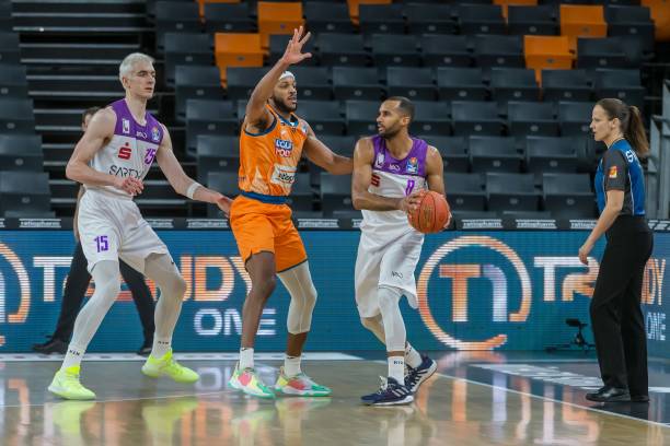 争夺中掌控 争夺中掌控